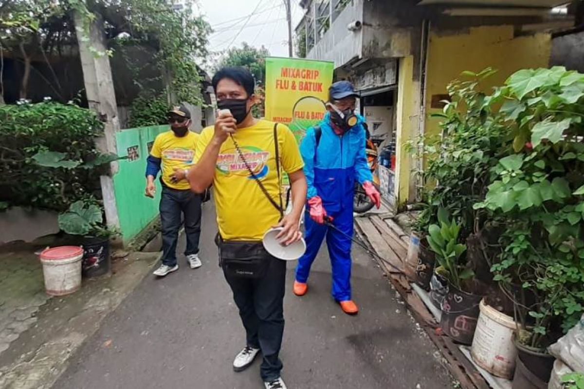 Aksi Sehat Mixagrip #Lawan Covid-19, lakukan penyemprotan disinfektan di Lebak Bulus Jaksel