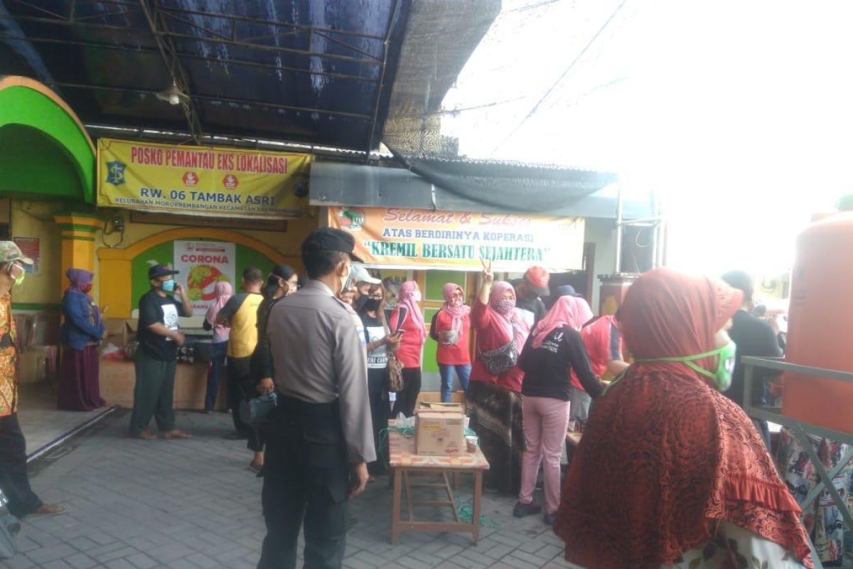Ribuan warga terdampak COVID-19 di Surabaya dapat bantuan pokak dan telur rebus