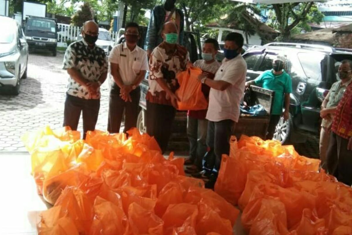 4.200 paket sembako disalurkan untuk buruh di Sumut terdampak COVID-19