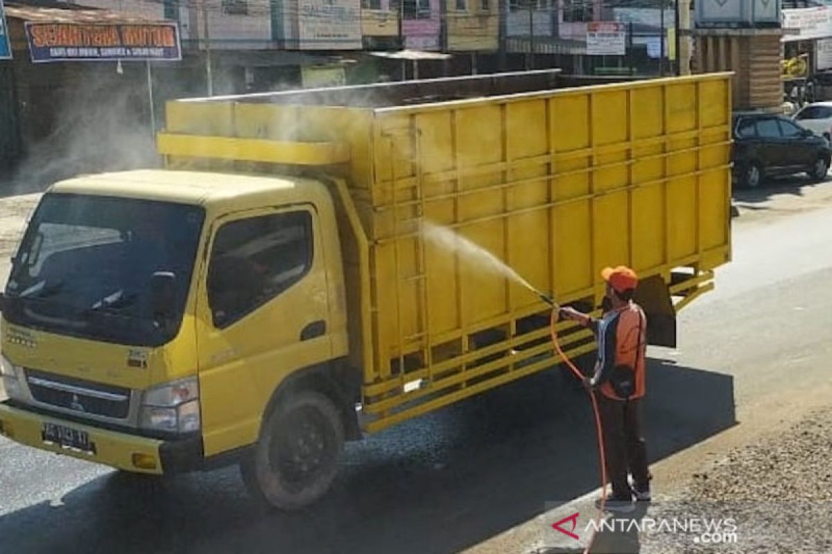 Setelah penetapan zona merah, sejumlah truk lintasi jalan utama Kabupaten Banyuasin disemprot cairan disinfektan