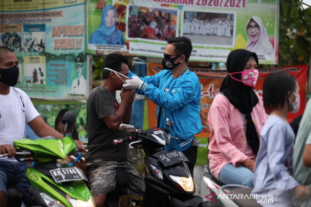 Humpro-media dan KNPI bagi masker gratis