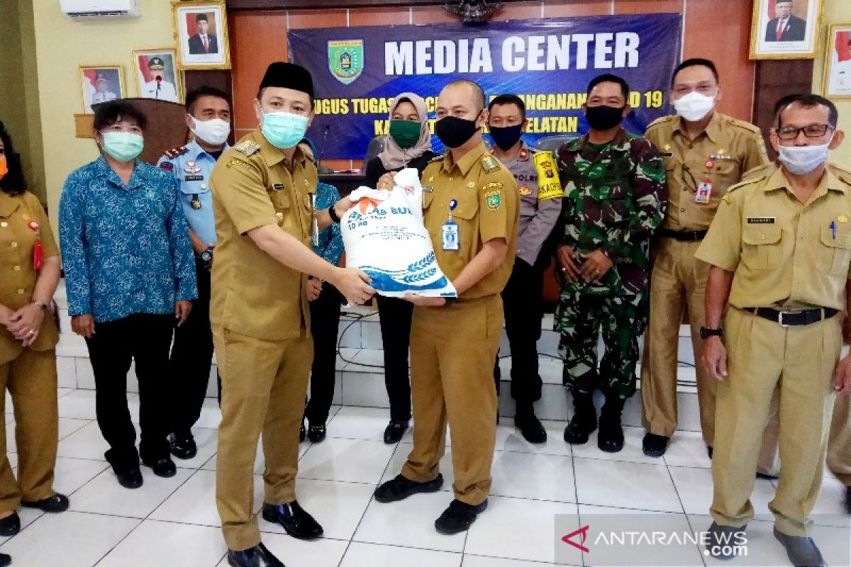 Bupati jelaskan penyaluran ribuan bansos rawan pangan di Barsel