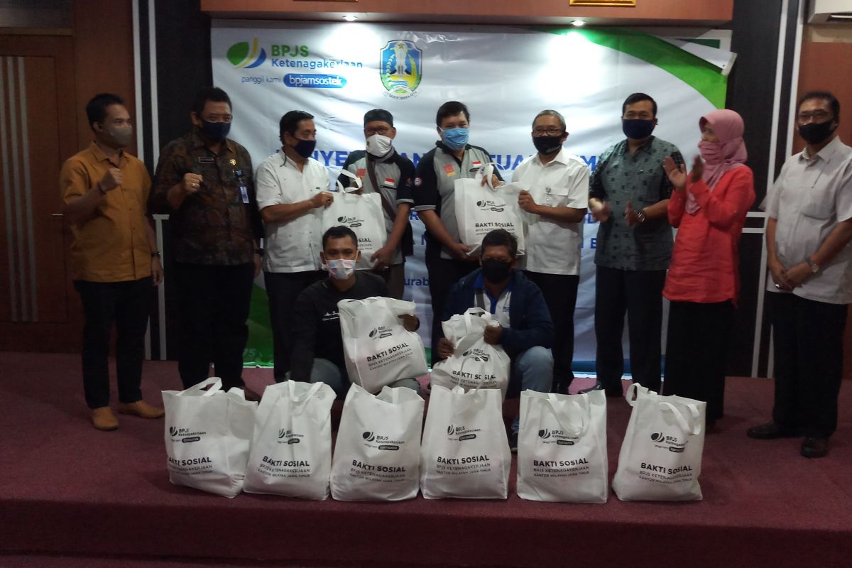 Peringati May Day, BPJamsostek Kanwil Jatim serahkan 1.000 paket sembako kepada pekerja