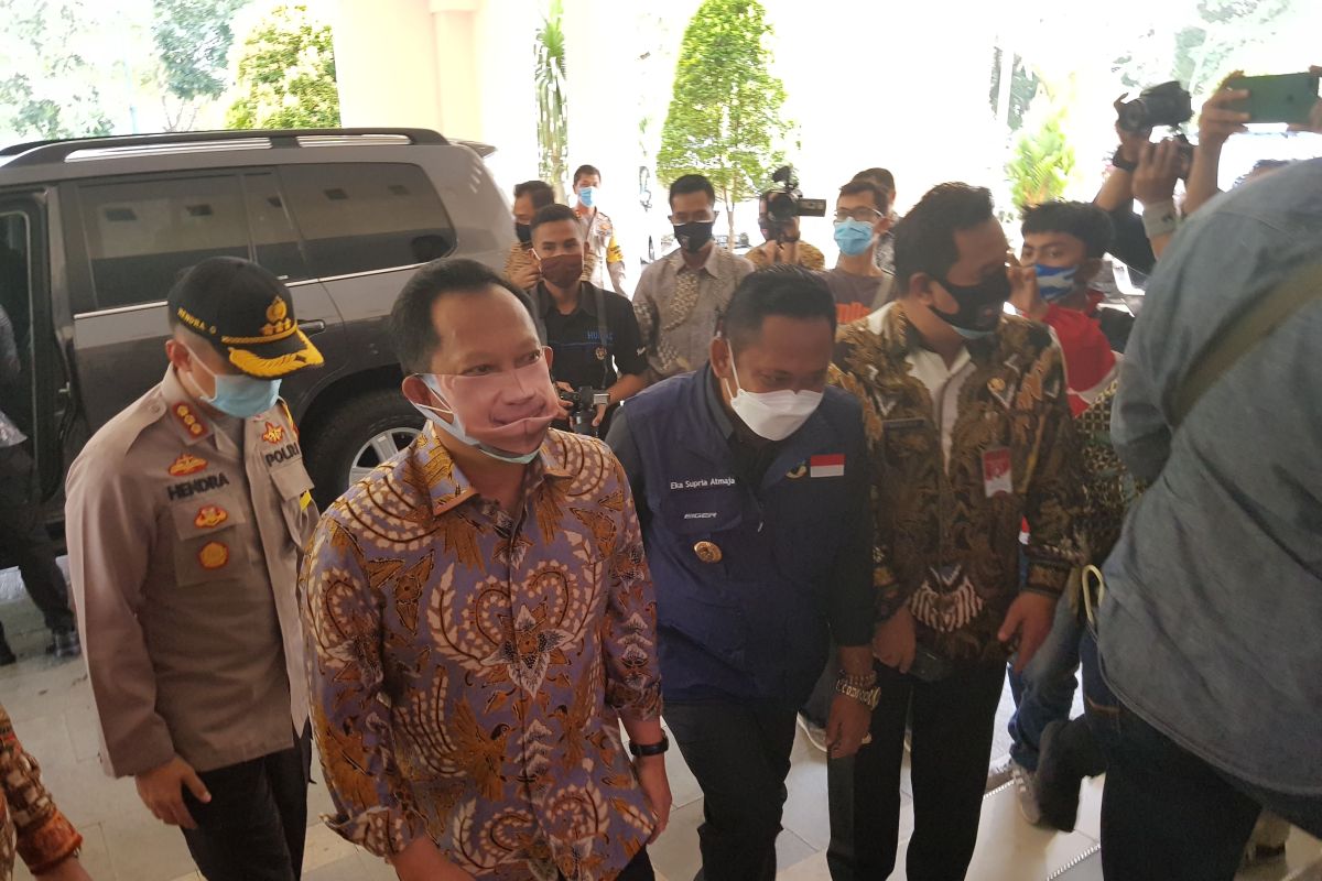 Mendagri Tito Karnavian minta Bekasi buat terobosan penanganan COVID-19