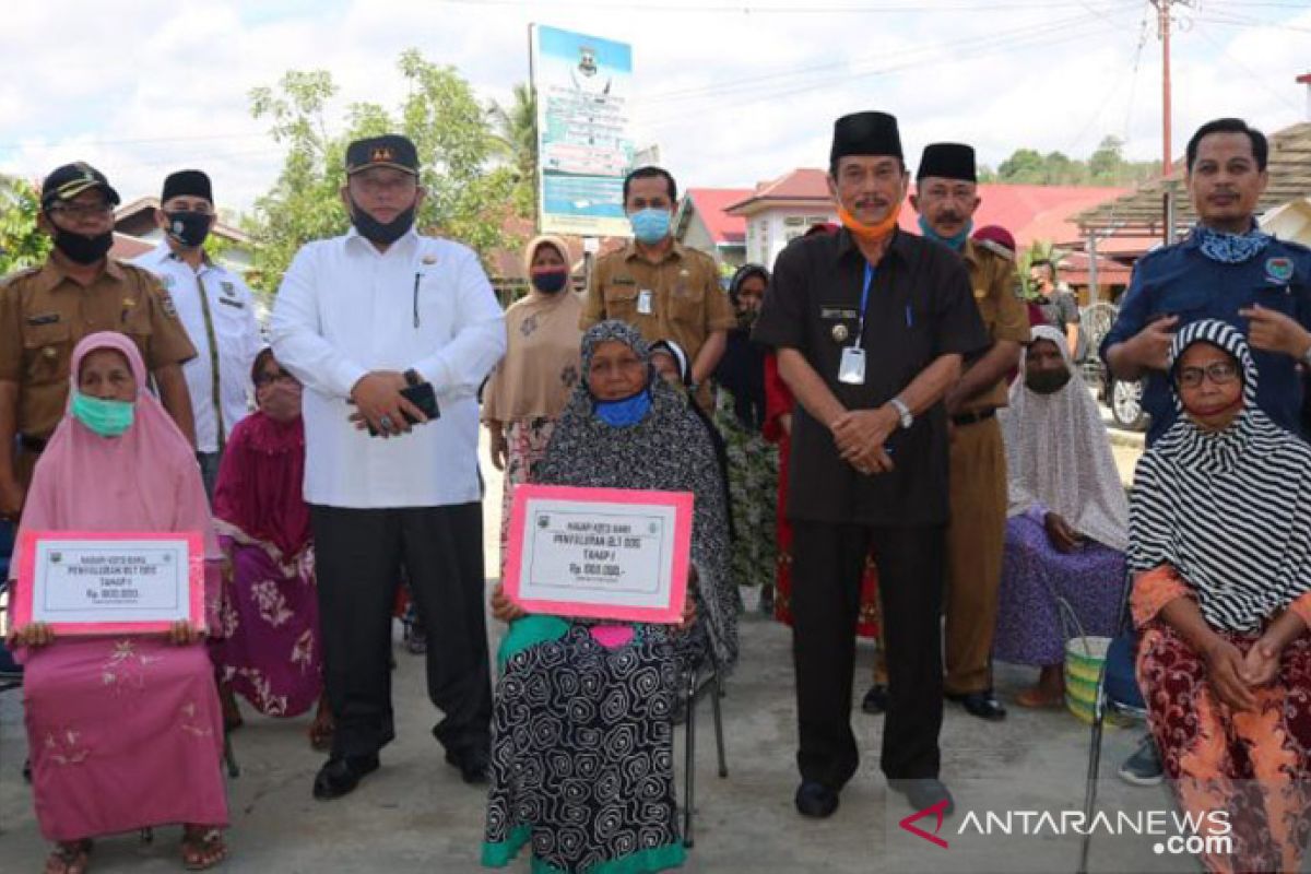 141 KK masyarakat terima BLT di Koto Baru Sijunjung