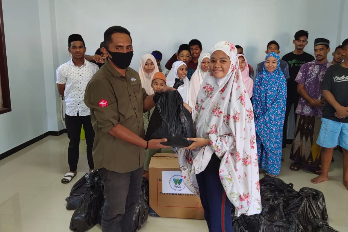 WCS serahkan 125 paket bantuan untuk anak terdampak COVID-19 di Ternate