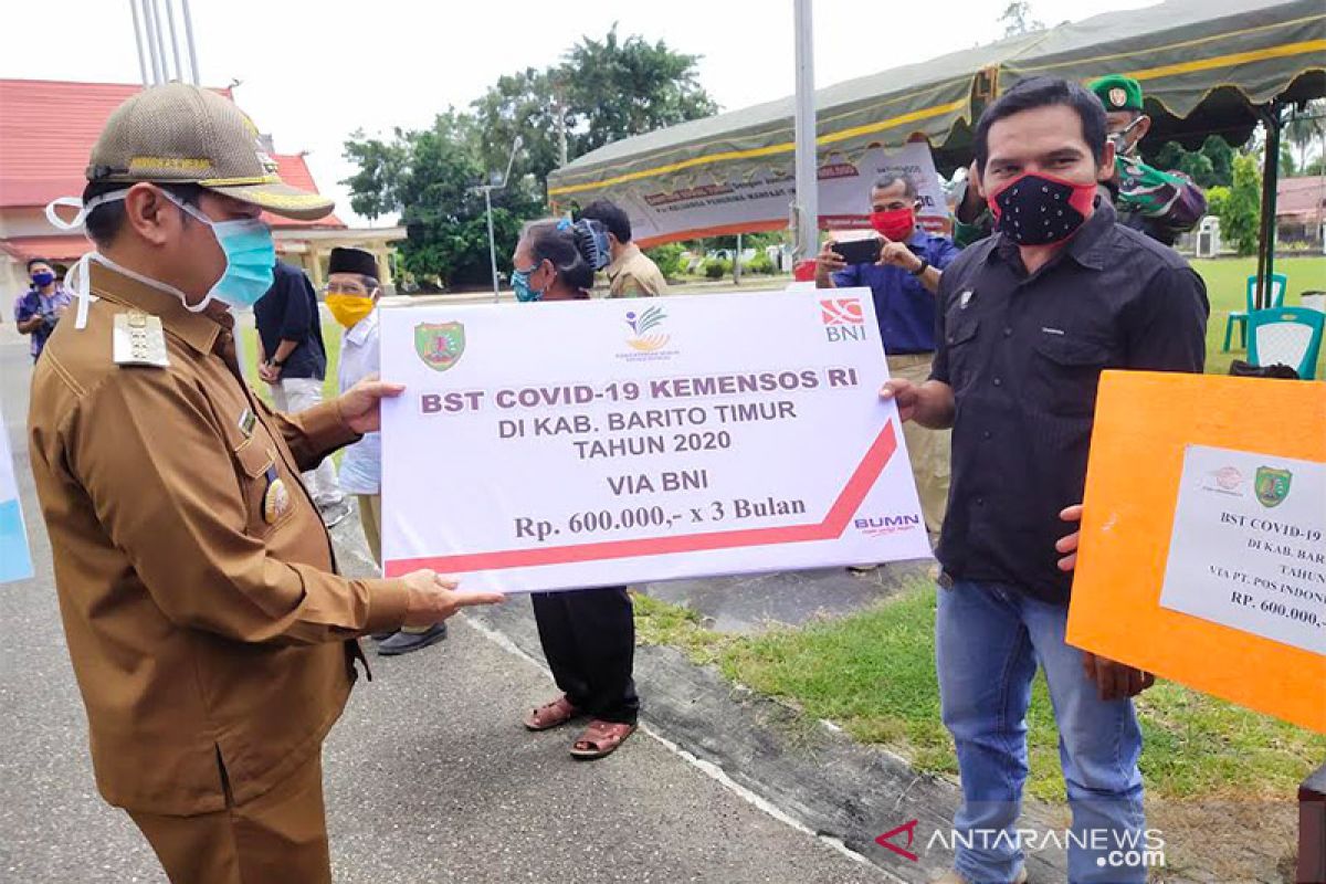 Ribuan warga di Bartim terima bantuan sosial tunai dari Kemensos RI