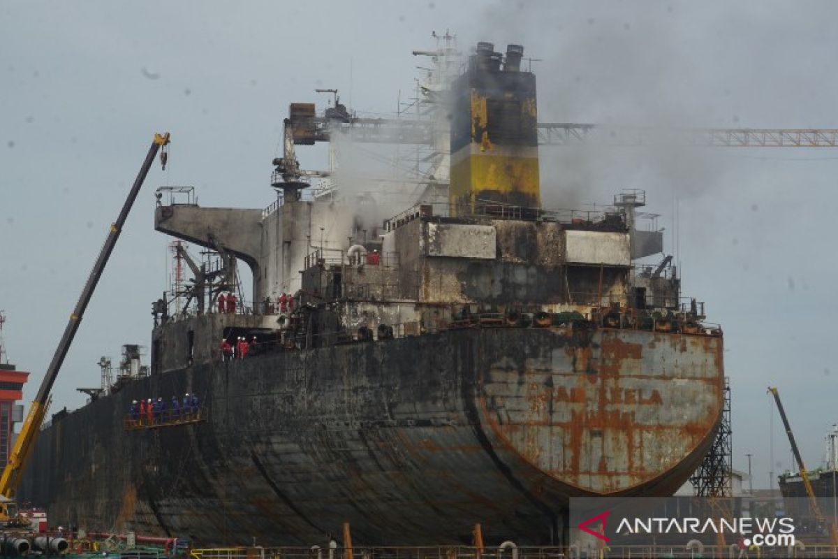 Petugas berupaya padamkan kebakaran kapal tanker di Belawan