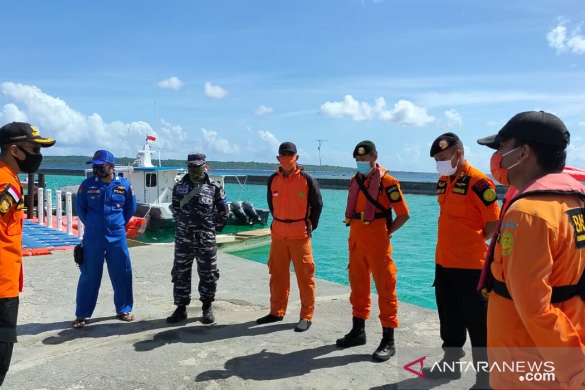 Basarnas Kendari evakuasi empat korban selamat kapal ikan terbakar di Wakatobi