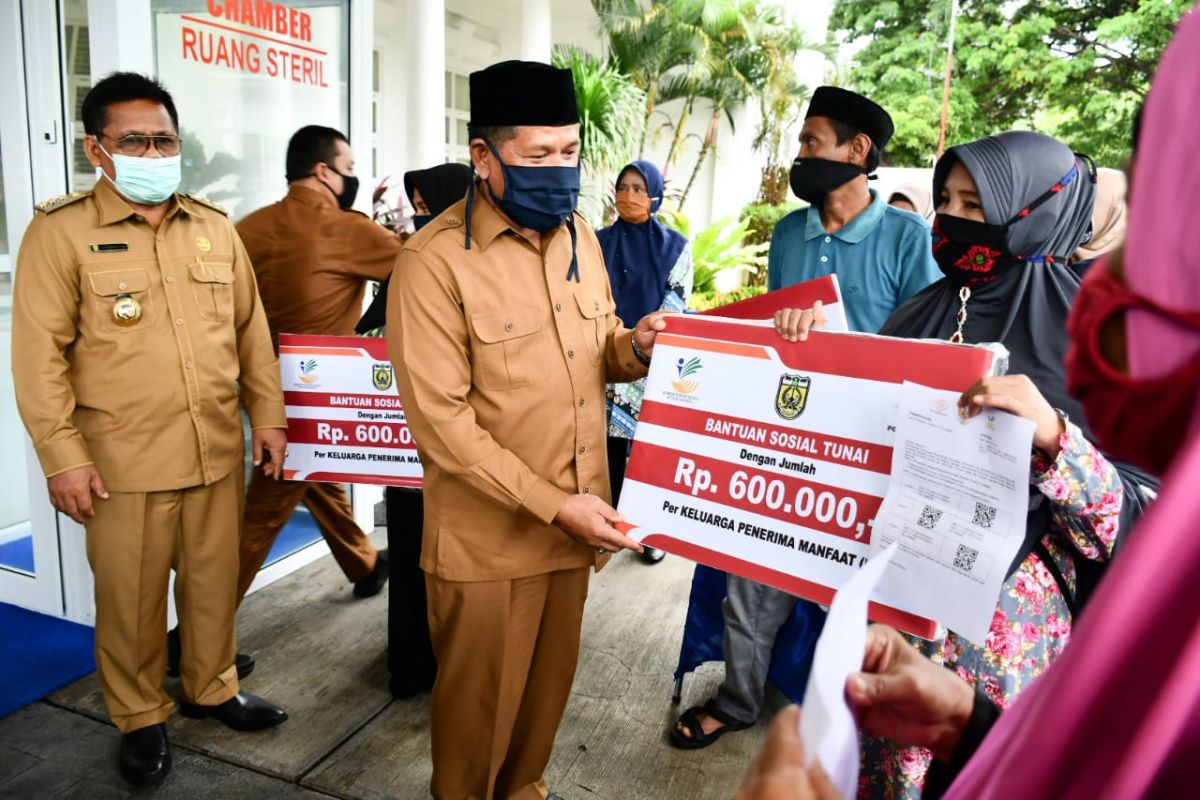 Walkot Banda Aceh serahkan bantuan tunai Rp600 ribu bagi 5.385 KPM