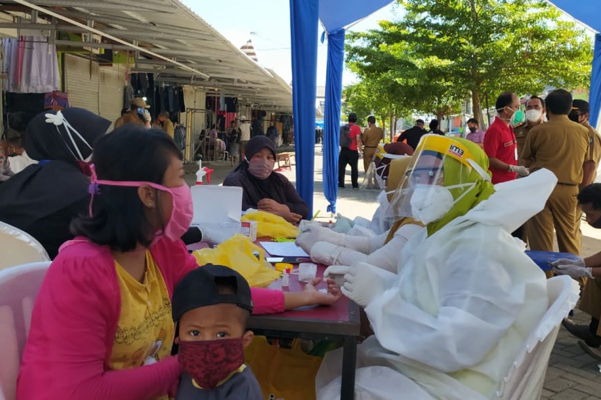 Pengunjung empat pasar tradisional di Gowa, Sulsel jalani rapid test massal