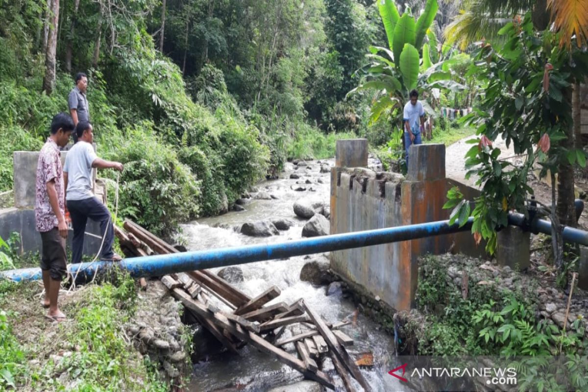 Bupati tinjau jembatan rusak di Desa Aek Mata