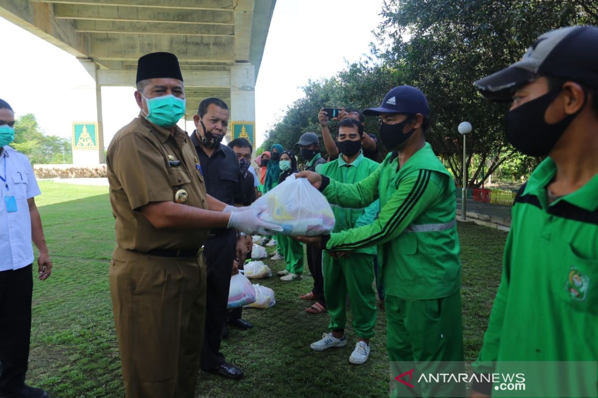 Para perawat taman di Siak dapat sembako dari Dinas PU Tarukim