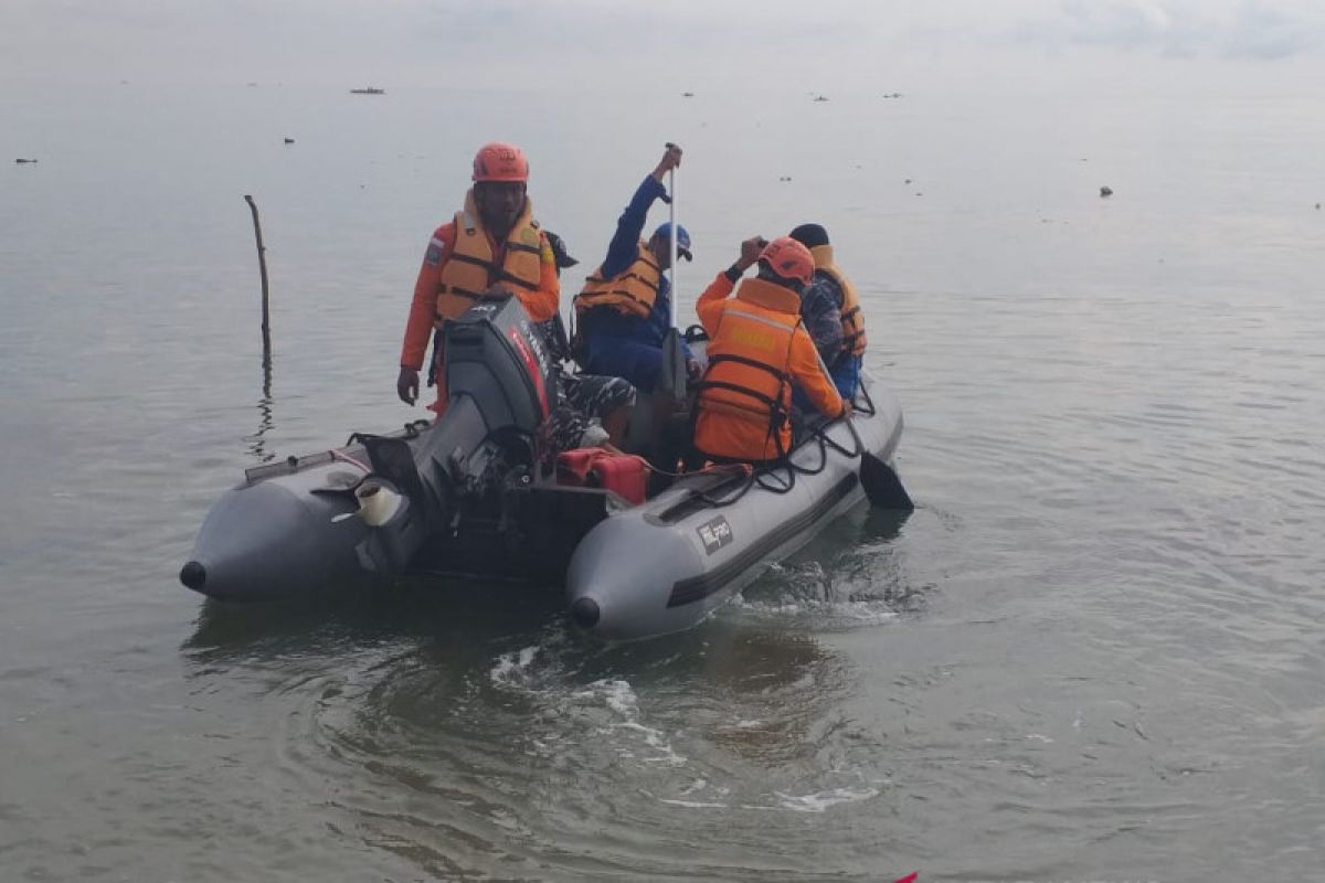 Tim SAR evakuasi jenazah nelayan, dua selamat dari hantaman gelombang