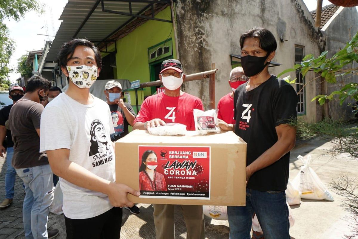 Gibran bersama sukarelawan salurkan bantuan masker dari Puan Maharani