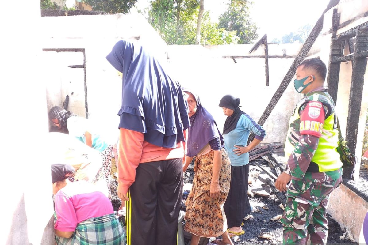 Tiga unit rumah terbakar di Agam, petugas kesulitan lakukan pemadaman