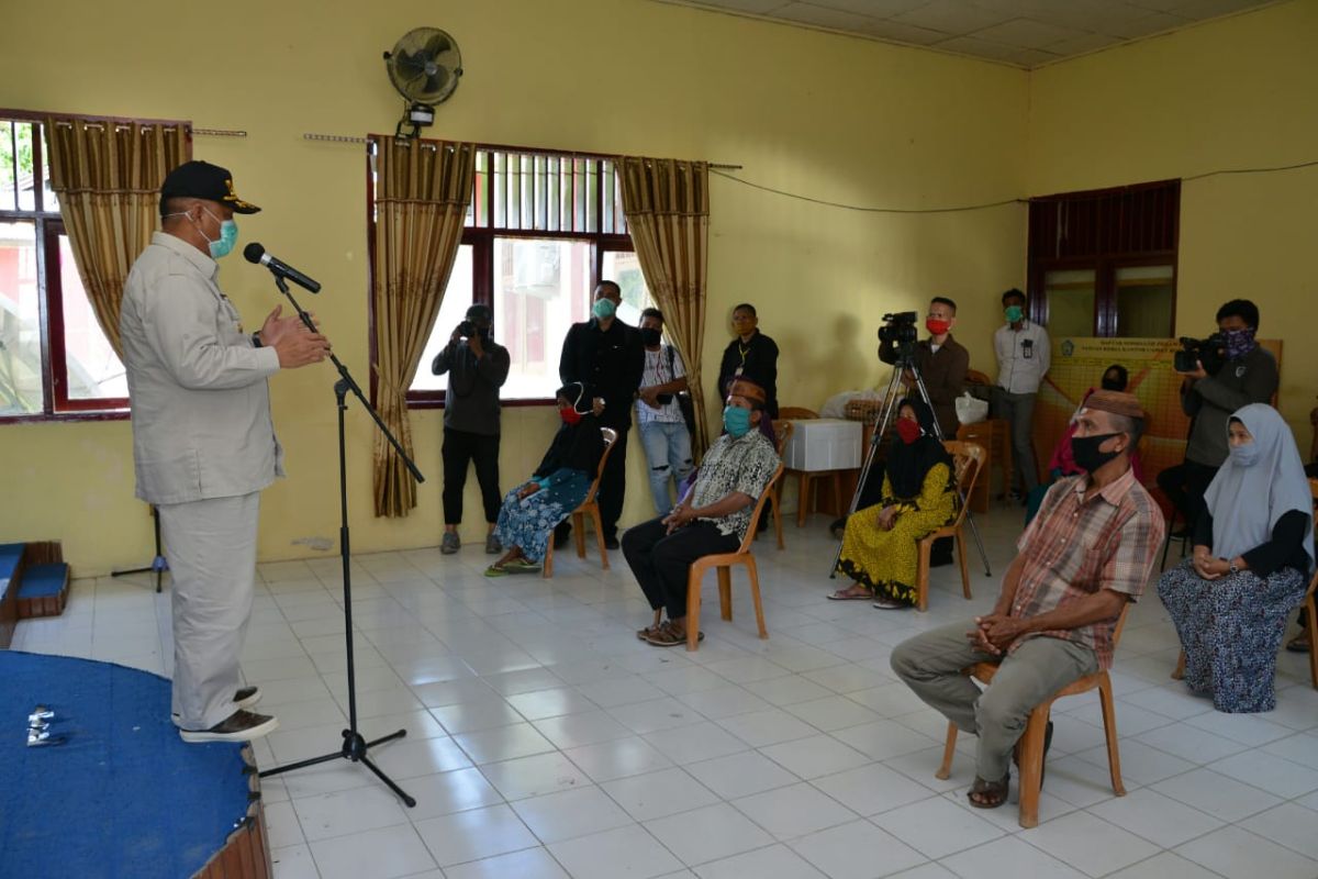 Gubernur Gorontalo salurkan bantuan pangan di Kabupaten Boalemo