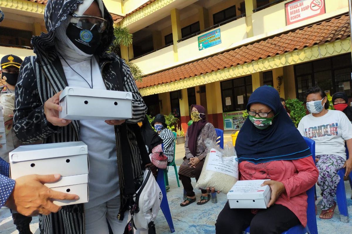 Istri Mendagri Tito bagikan ratusan paket sembako di Tegal Alur