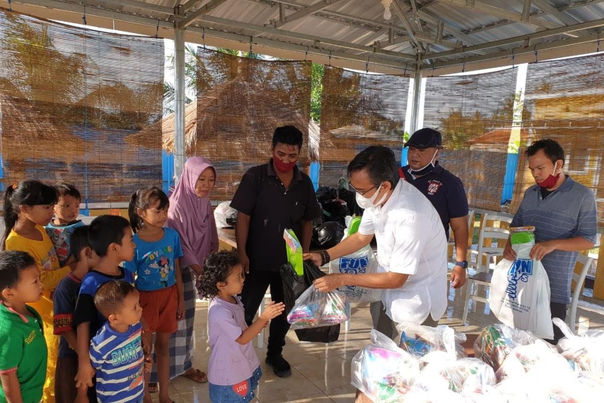 Relawan bagi-bagikan paket mainan anak terdampak COVID-19