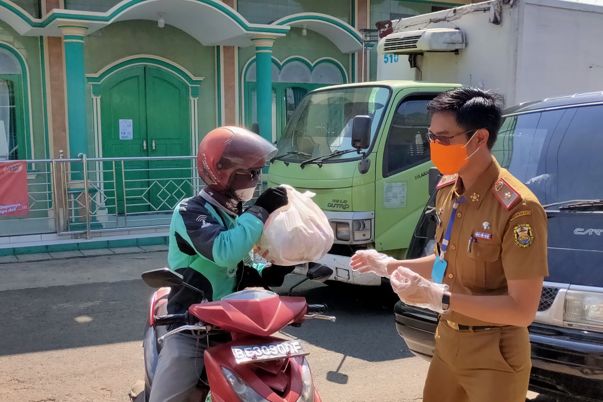 Pemkot Bandarlampung bagikan paket sembako kepada ojek daring