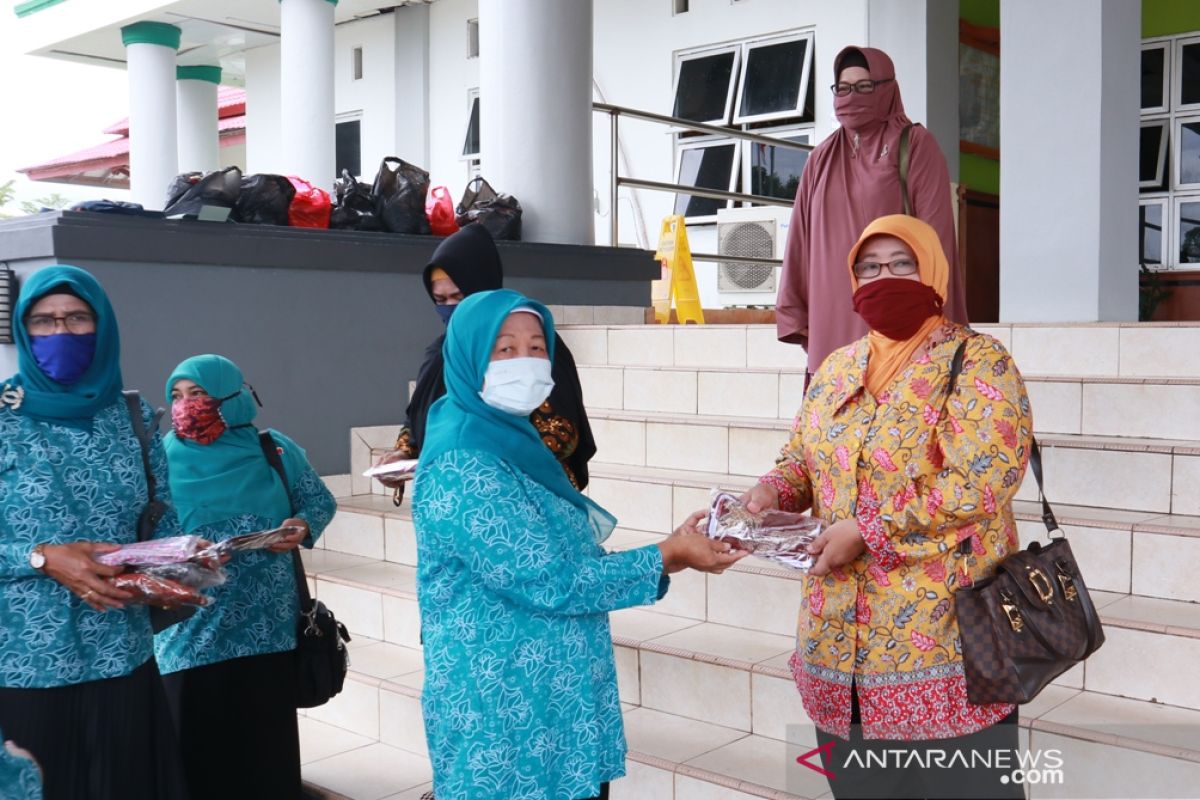 PKK Belitung Timur bagikan 750 masker cegah COVID-19