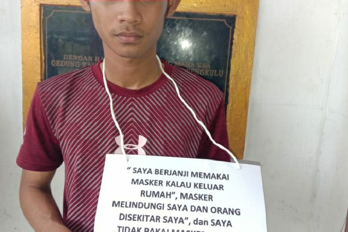 Tak pakai masker, 20 orang warga Bengkulu kena sanksi foto sambil mengalungkan papan