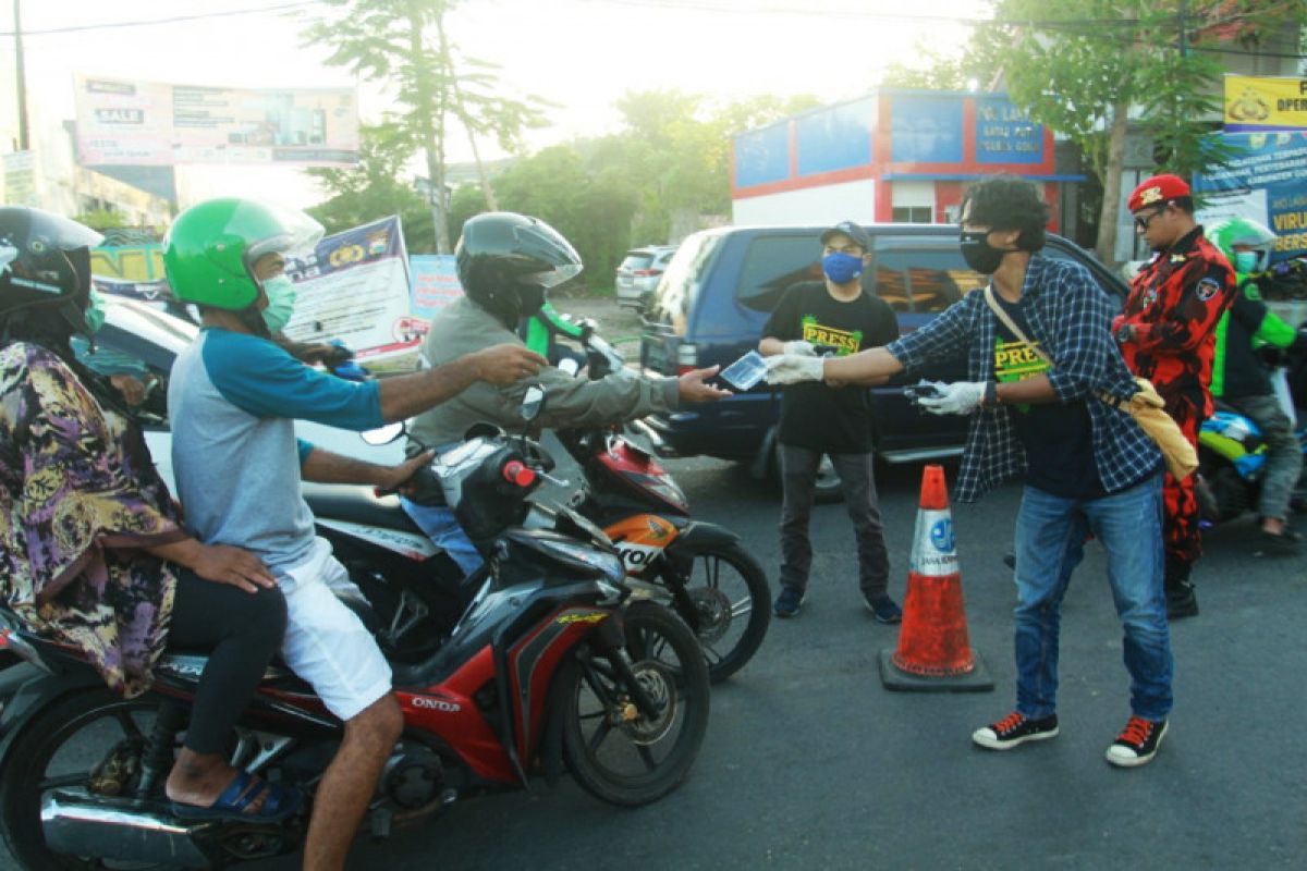 JPK Sulsel bagikan 1.500 masker kepada pengguna jalan  di Makassar-Gowa