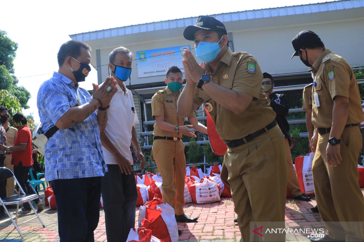 Pemkot Tangerang distribusikan 12.451 paket sembako di karawaci