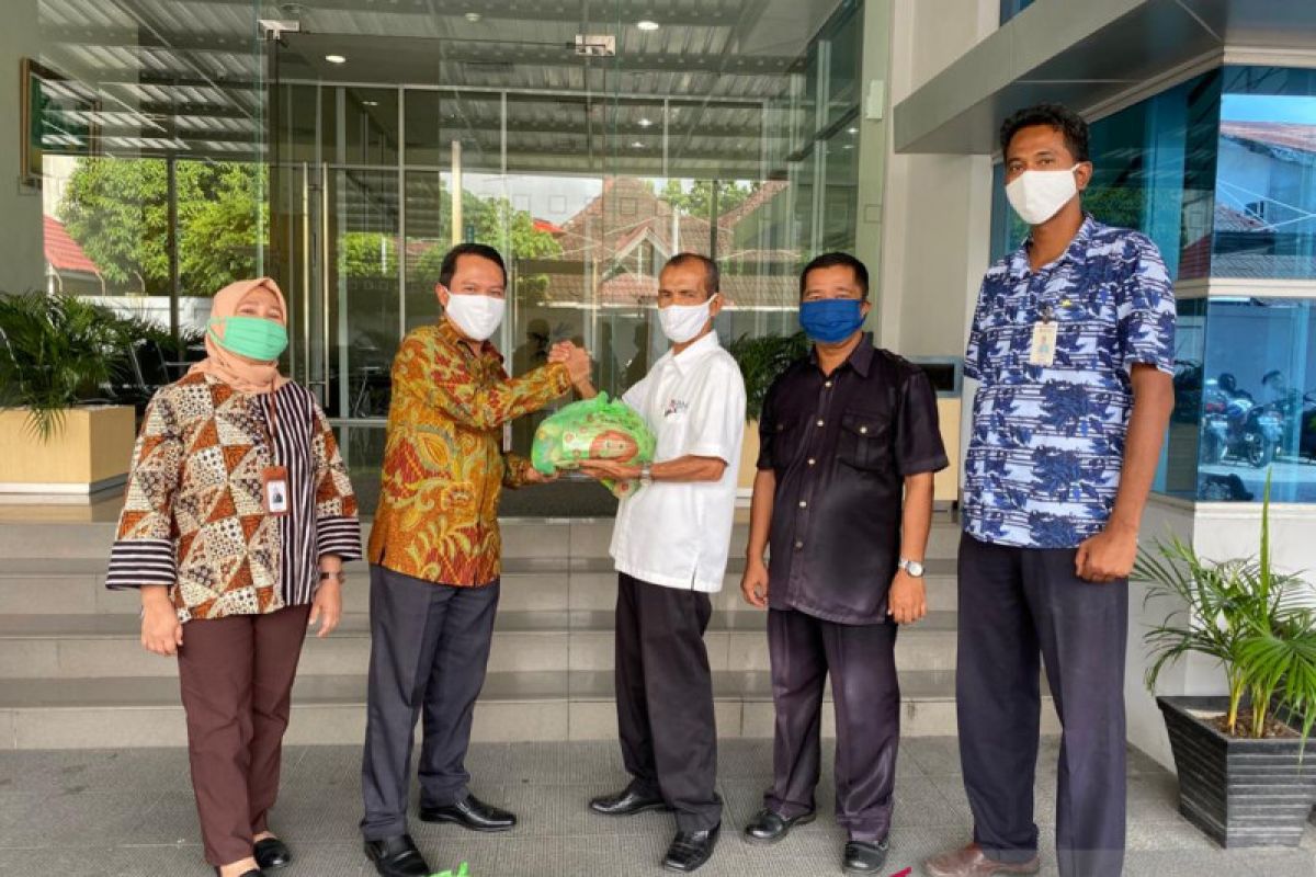 Serikat Pekerja BNI Padang, peduli sahabat bagikan 340 paket sembako