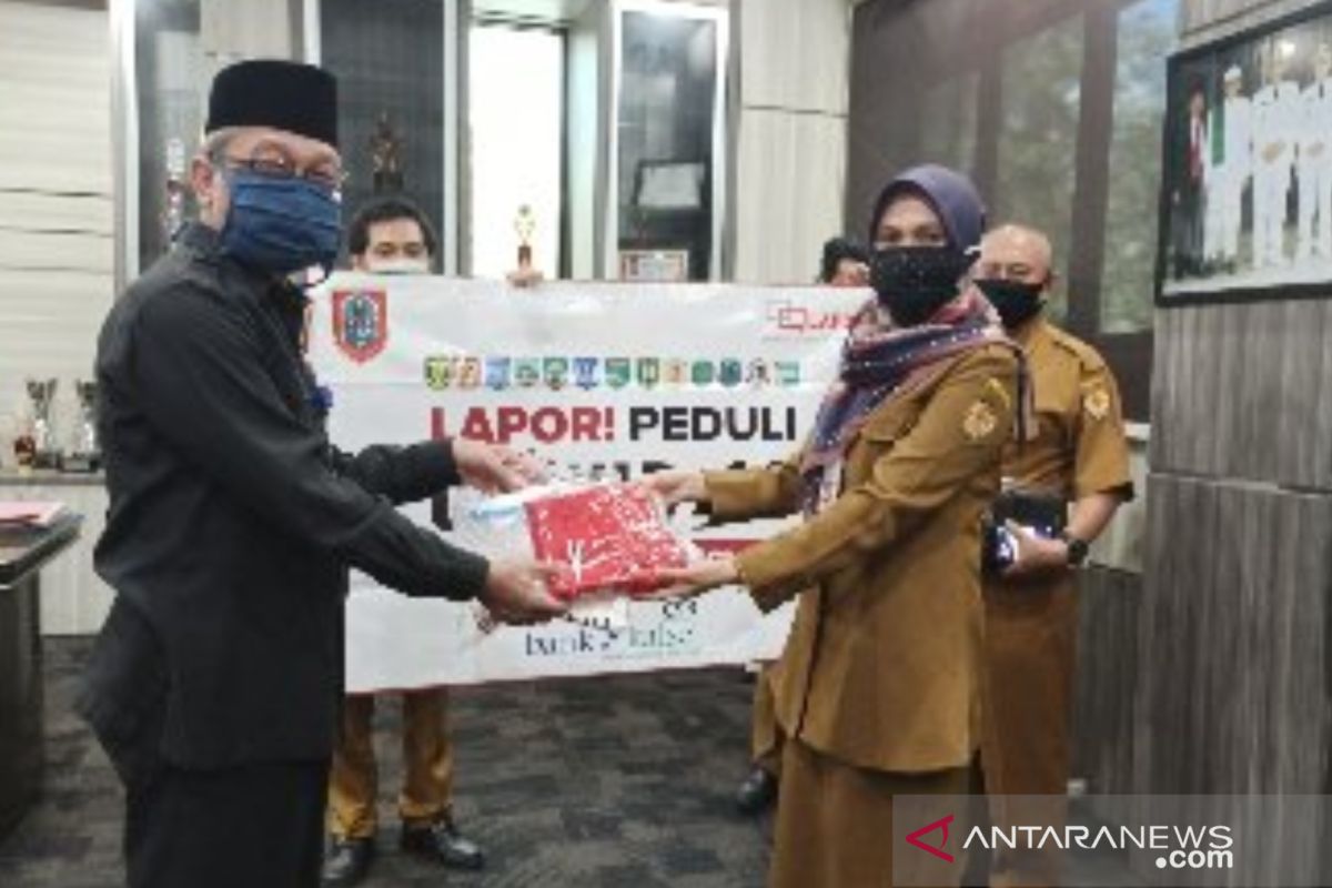 Diskominfo HST bagikan masker dan sarung tangan