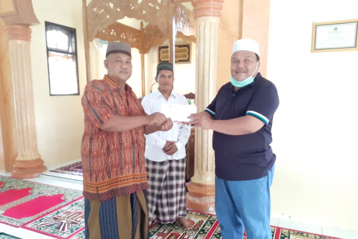 Bantuan Al Quran dari Delmeria dan infaq diserahkan ke masjid Assyakirin Lumut