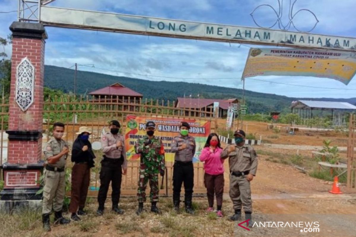 Personel gabungan jaga pusat karantina COVID-19 di Kabupaten Mahulu