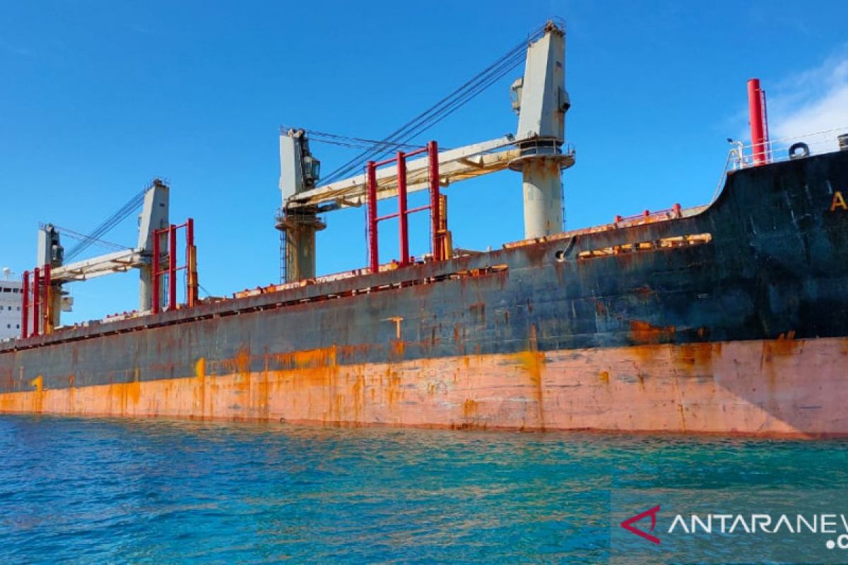 Petugas periksa ABK MV Asia Pearl IV yang kandas di Belitung