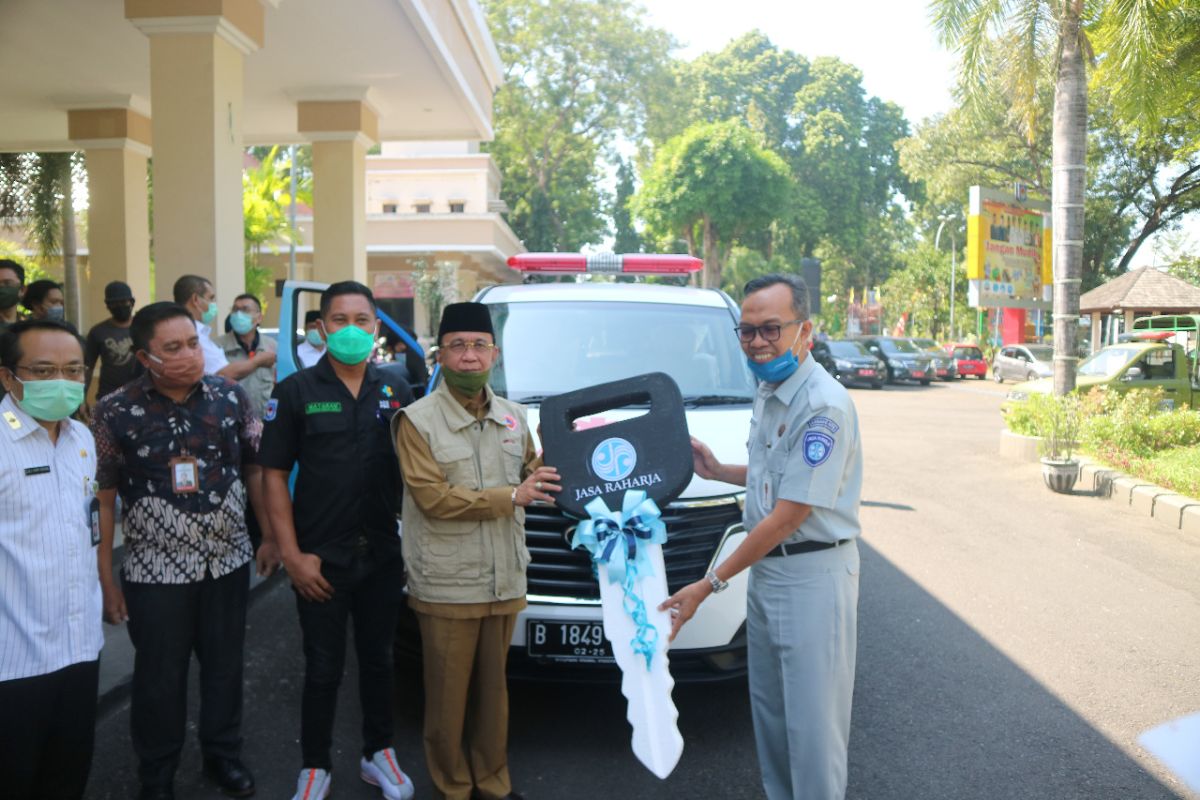 Pemerintah Kota Mataram menerima mobil ambulans dari PT Jasa Raharja