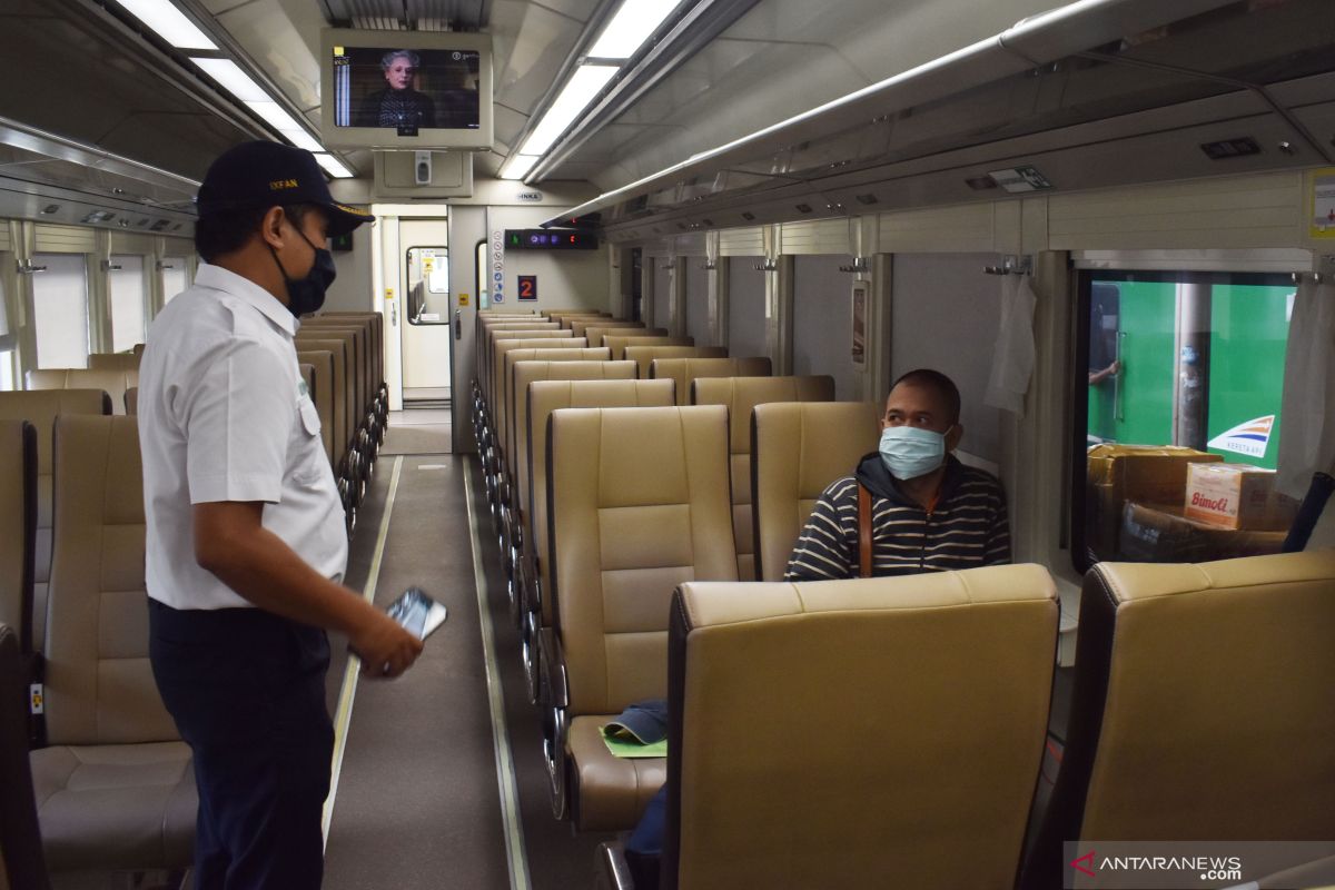 10 penumpang KA Luar Biasa naik dan turun di Semarang