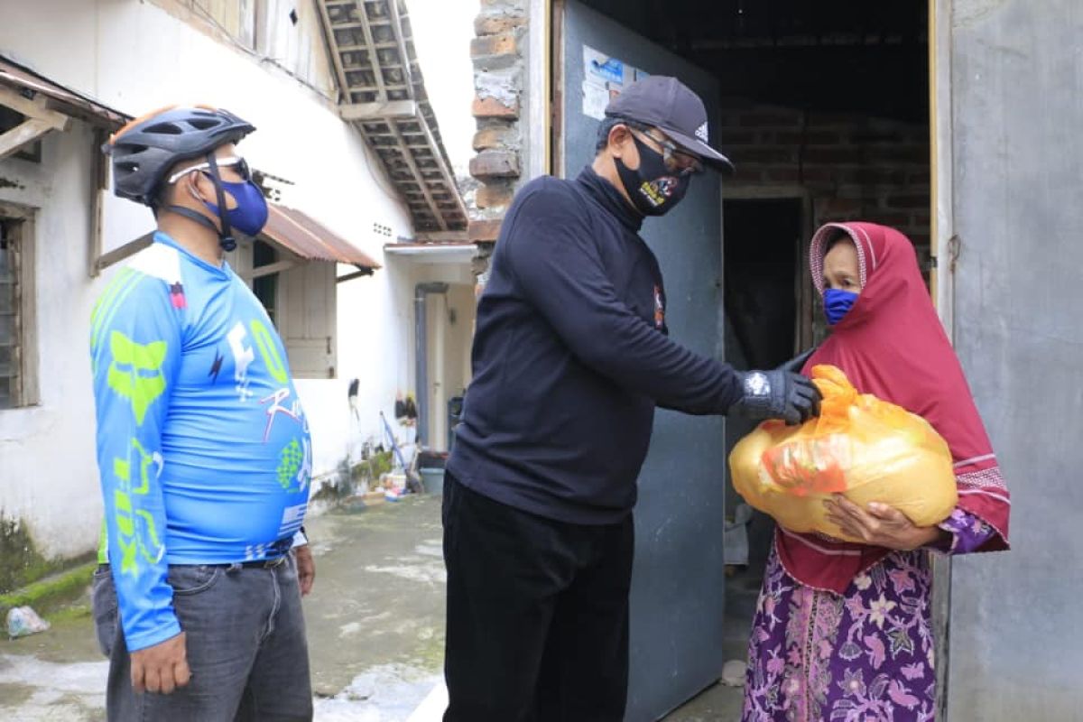 Bersepeda jadi ajang Wali Kota Madiun bagi sembako dan sambangi warga