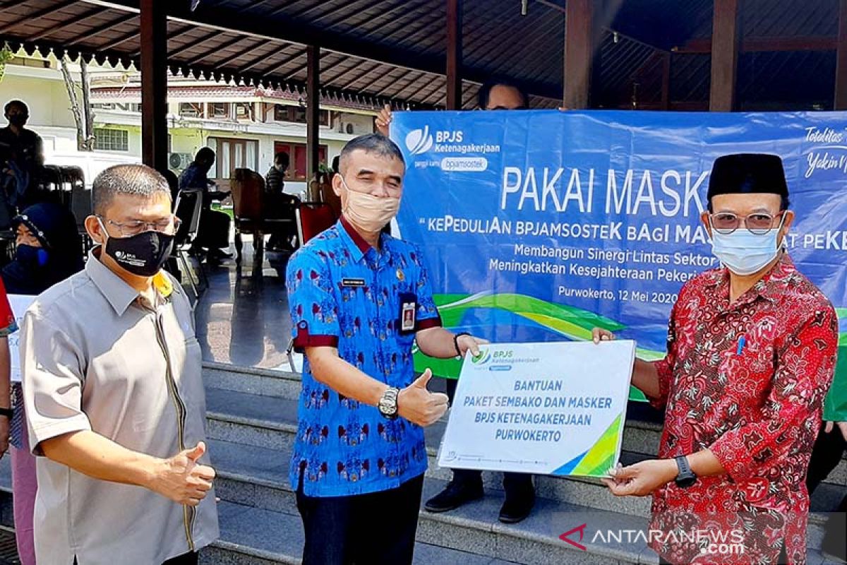 BPJAMSOSTEK Puwokerto bagikan paket sembako untuk korban PHK