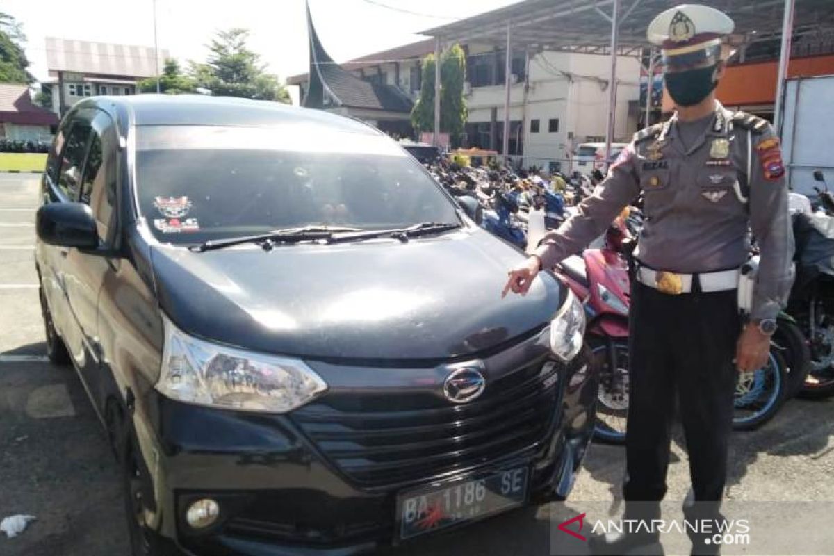 Polisi kandangkan minibus yang terobos Posko Pantauan COVID-19
