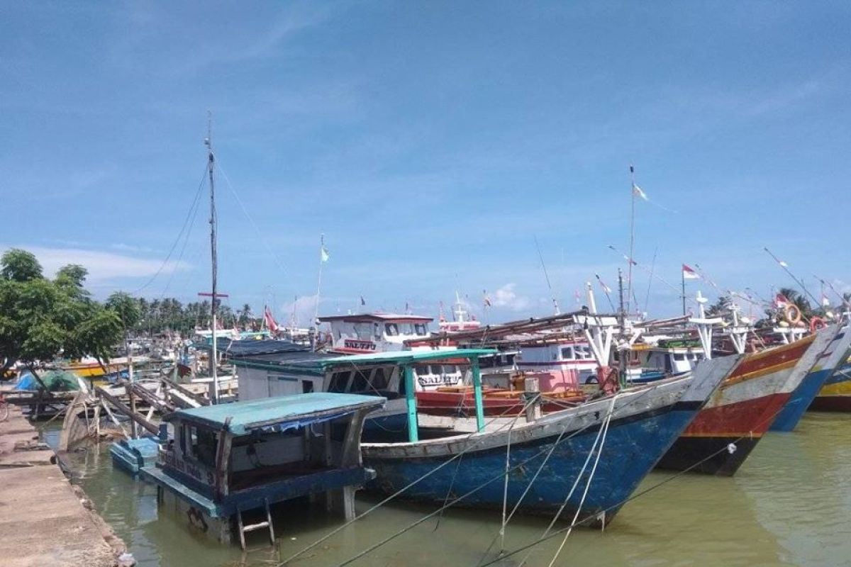 Nelayan tradisional Lebak tidak melaut selama cuaca buruk