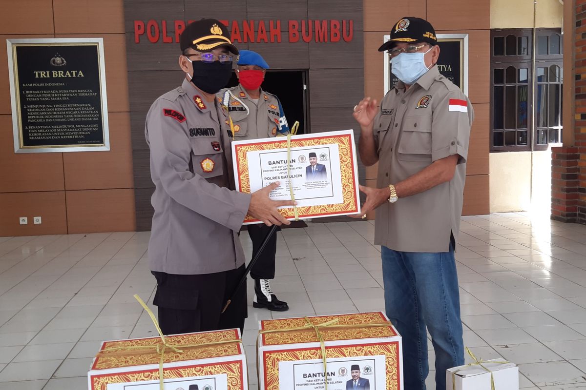 Ketua DPRD Kalsel bantu APD ke Polres Tanbu cegah corona