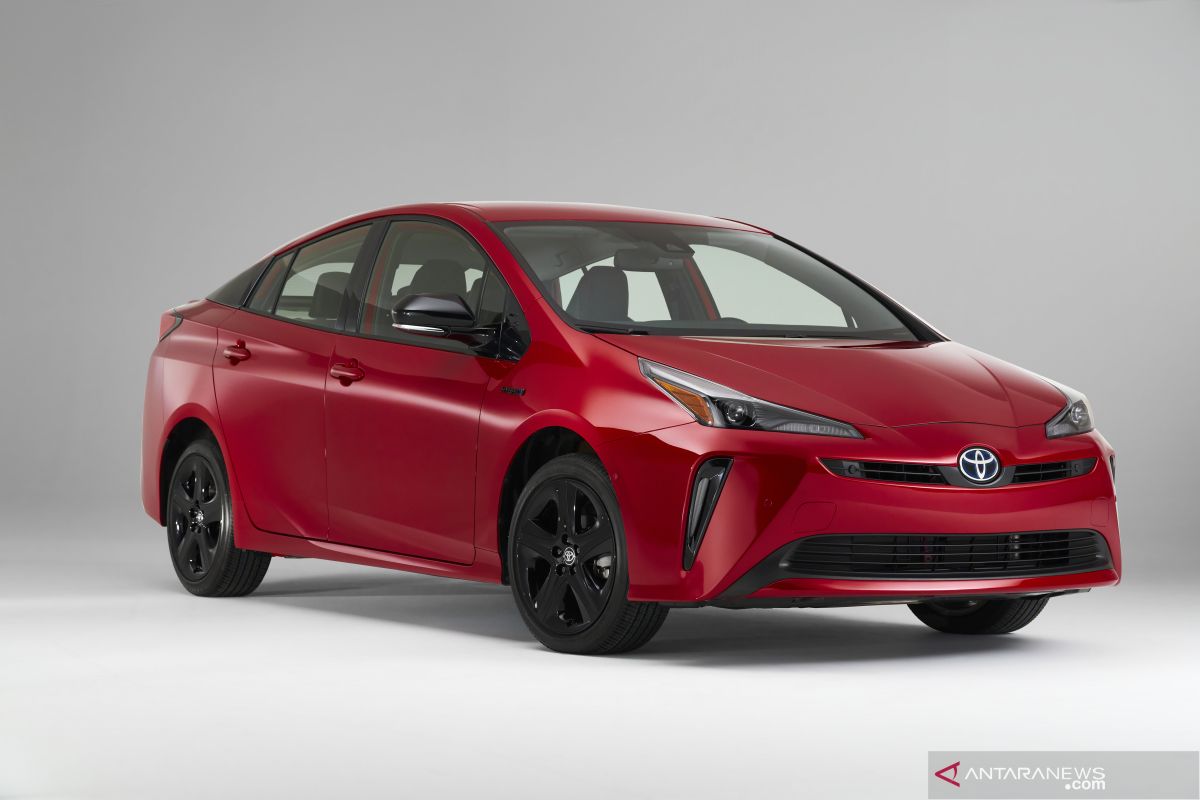 Toyota rayakan ulang tahun ke-20 Prius dengan edisi khusus serba merah