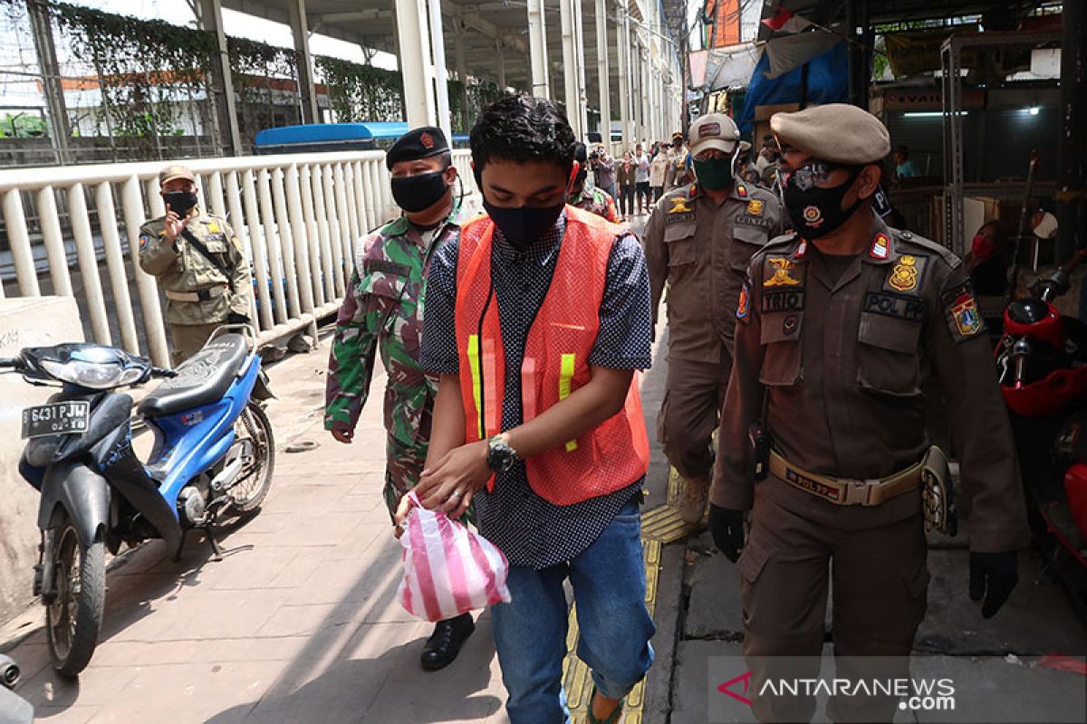 Satpol PP Jakarta Pusat sanksi pelanggar PSBB untuk bersihkan sampah
