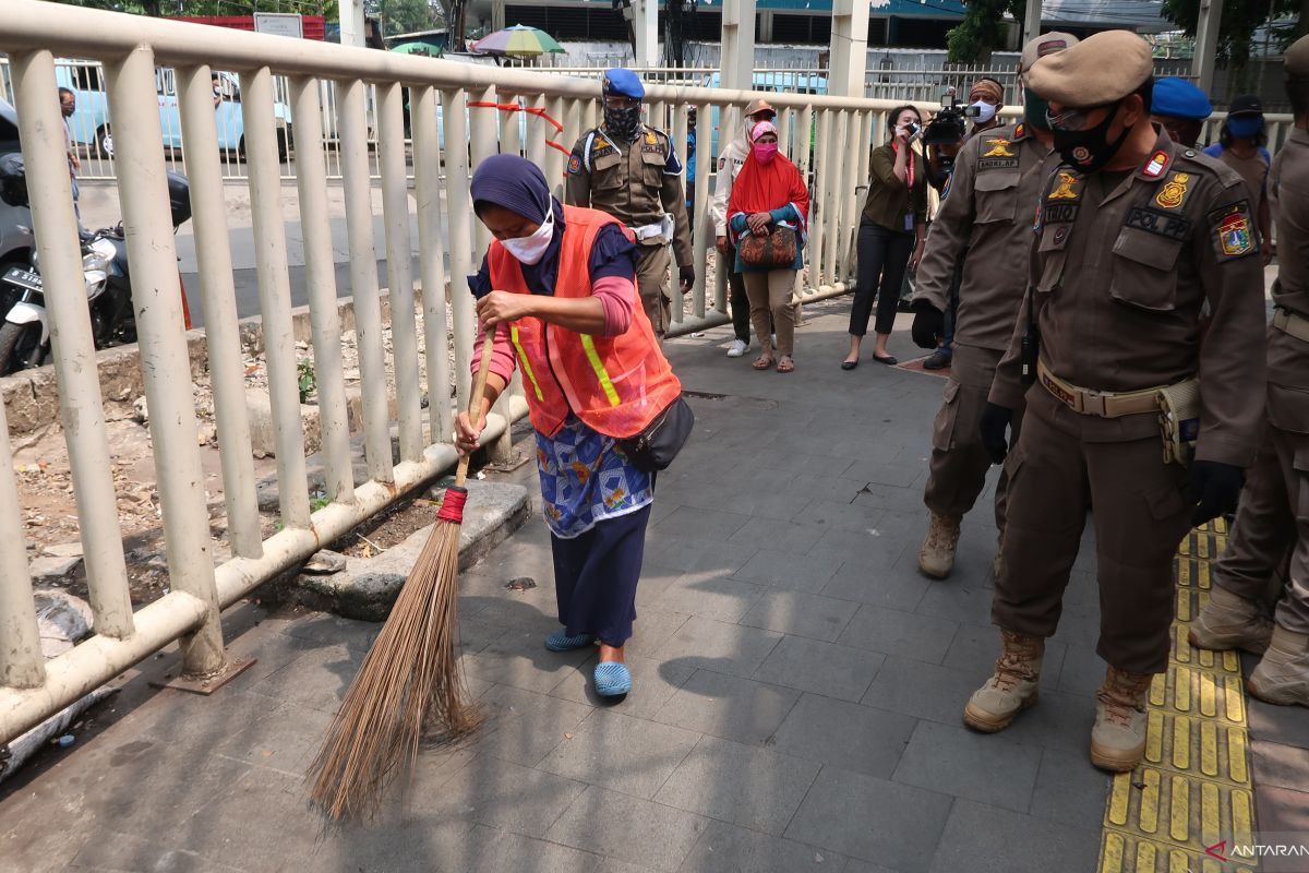 Pelanggar PSBB diberi sanksi untuk bersihkan sampah