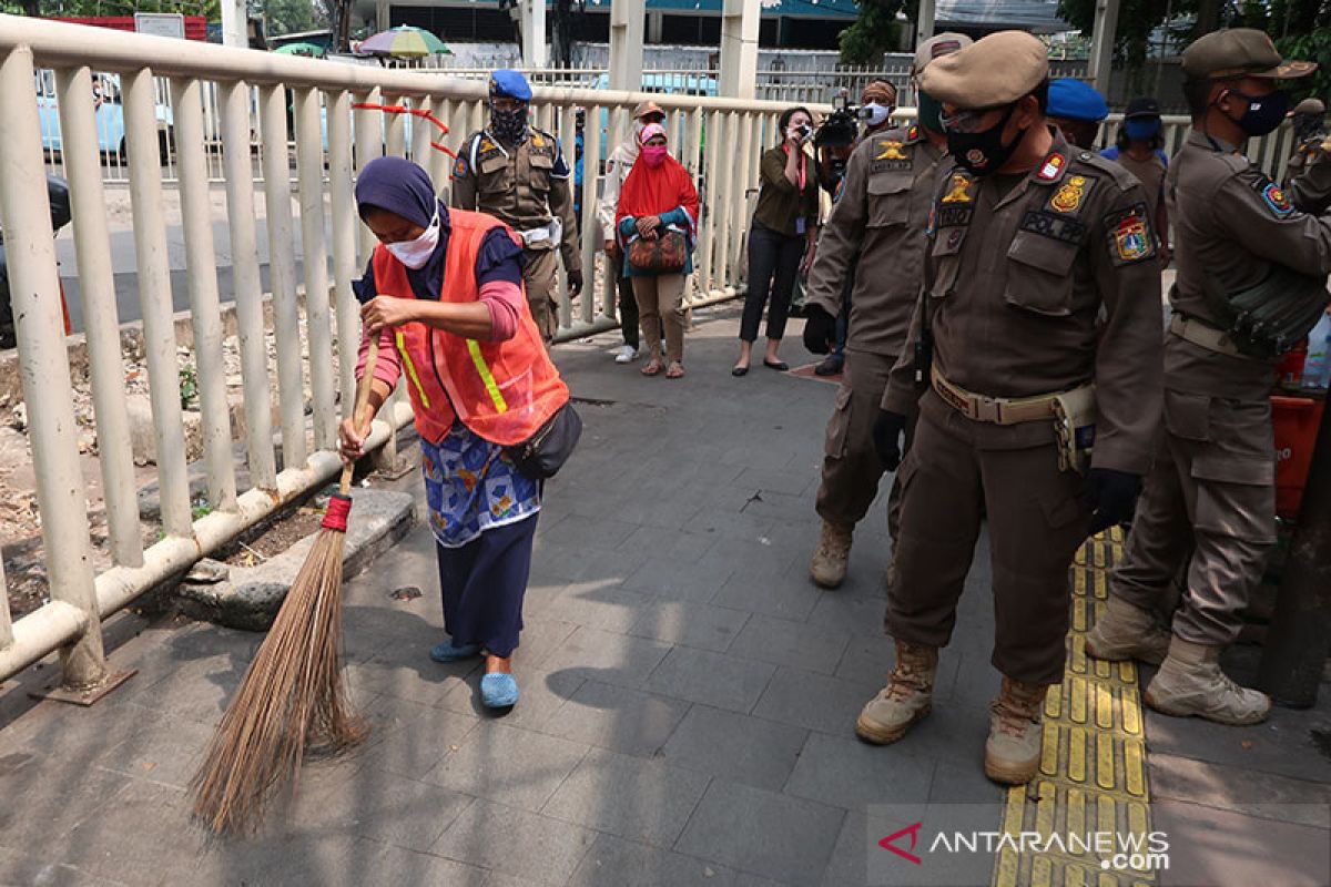 Sanksi pelanggar PSBB di Jakbar, menyapu hingga membersihkan WC