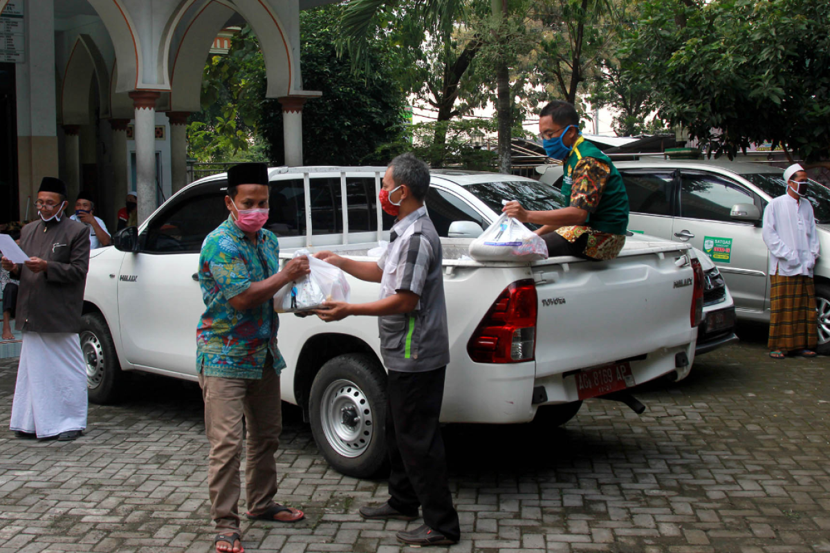 Si Jamal Kediri berikan bantuan bahan pokok untuk marbot dan takmir