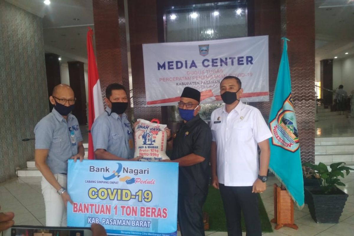 Satu ton beras disalurkan Bank Nagari Simpang Empat untuk bantu masyarakat terdampak COVID-19