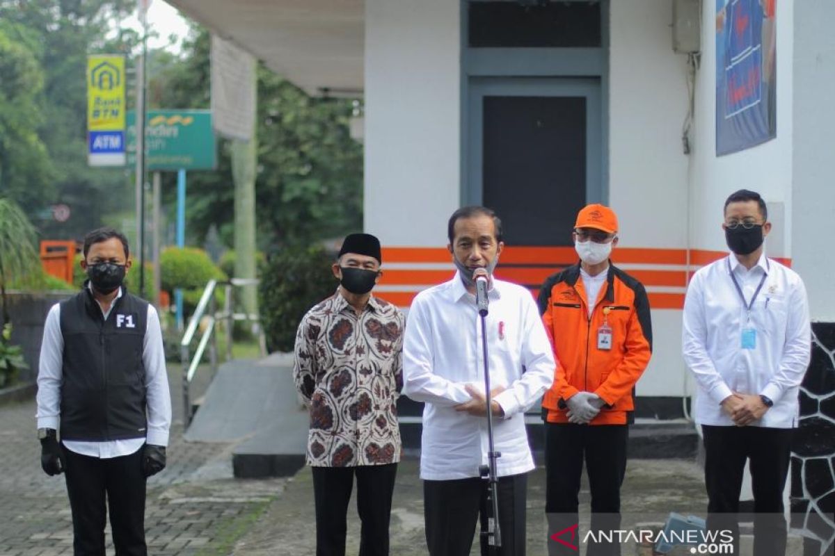 Wali Kota Bogor dampingi Presiden tinjau penyerahan bansos tunai di Kantor Pos Bogor
