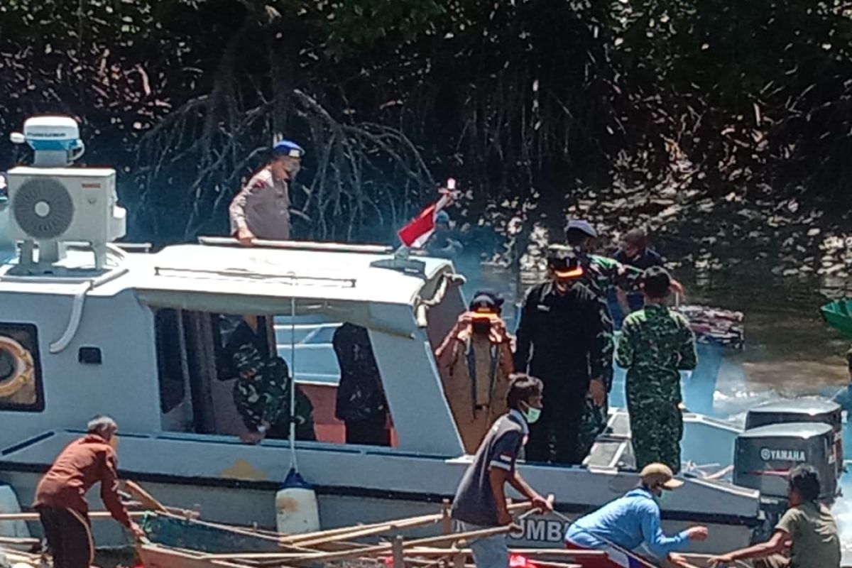 Forkopimda Bangka Barat serahkan bantuan sembako ke warga pesisir