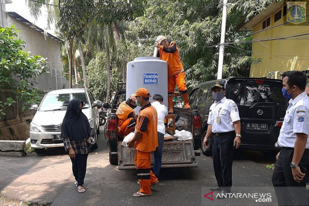 Warga Kelurahan Gunung bagikan beras menggunakan tandon "mobile"