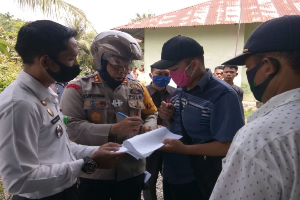 Kapolres Langkat AKBP Edi Suranta Sinulingga data langsung warga miskin